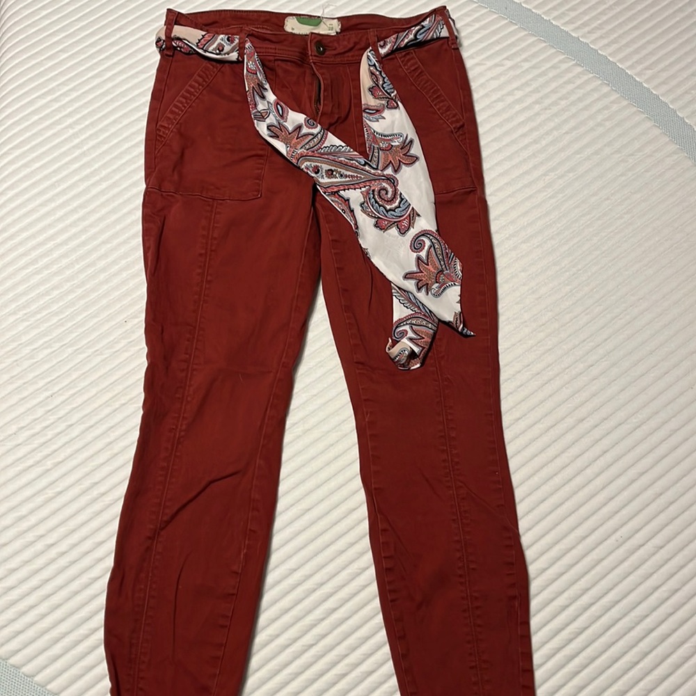 Anthropologie mid rise skinny pants.  Accented w a cute belt